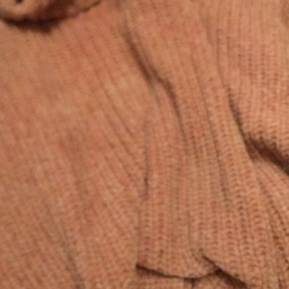 Lauren Conrad’s oversized pastel pink sweater - Picture 5 of 5